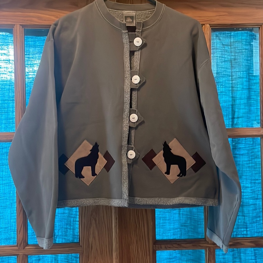 Cotton deluxe Fleece sweatshirt turned into a cardigan, has appliquéd, wolfs.